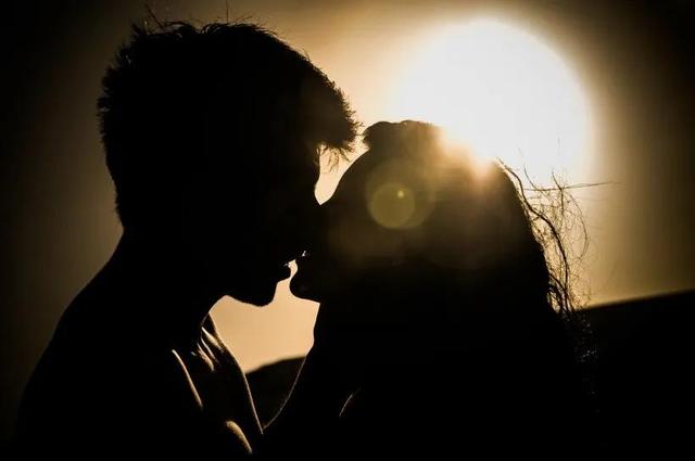 适合有男友的女生食用！接吻“冷”知识，真没想到还有这妙用